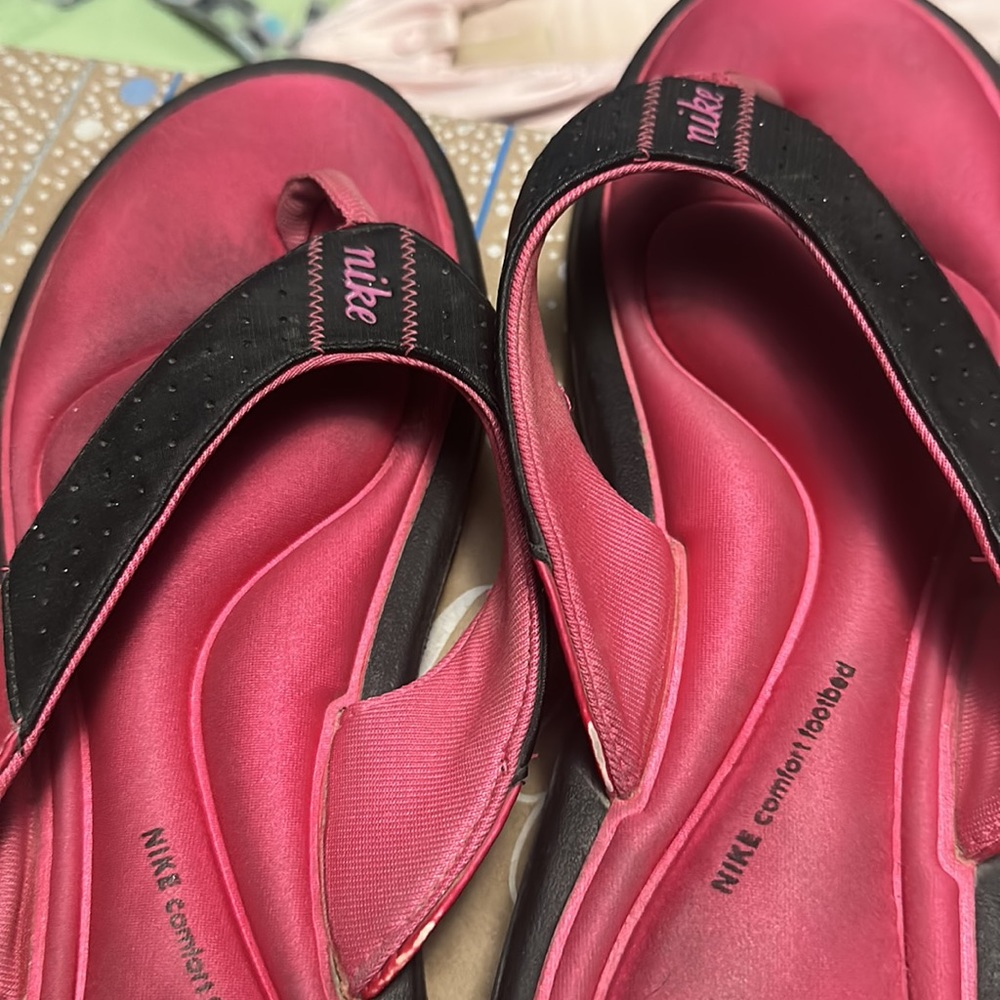 Used Nike flip flops 👟 - Picture 2 of 5